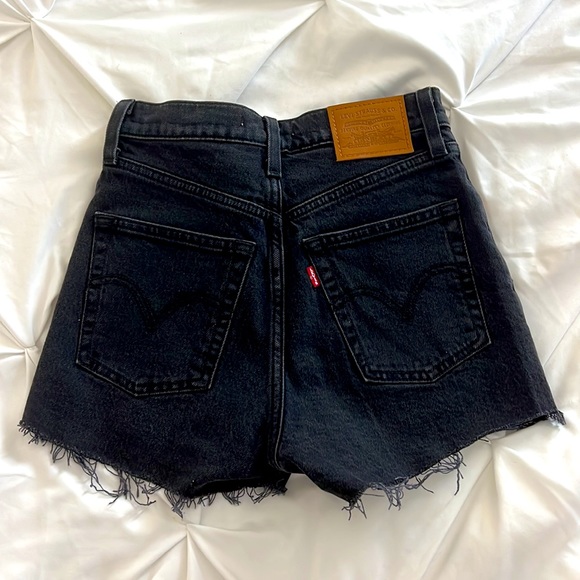 Levi’s Ribcage Shorts - Picture 6 of 6